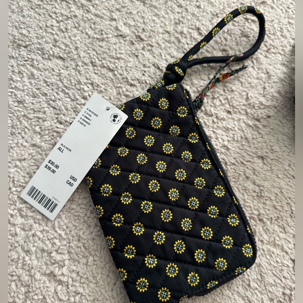 NWT Vera Bradley UO Exclusive Black & Yellow Floral Quilted Wristlet - Picture 2 of 3